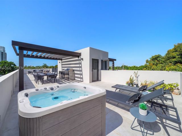 Продажа дома по адресу 1431 SW 20th St - фото 9378674