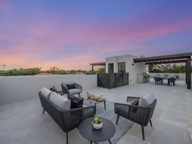 Продажа дома по адресу 1431 SW 20th St - фото 9378678