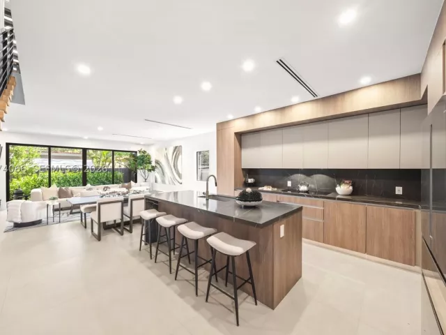 Продажа дома по адресу 1431 SW 20th St - фото 9378632