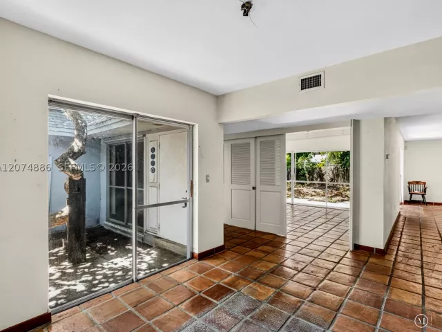 Продажа дома по адресу 5710 SW 89th Ave - фото 9350121