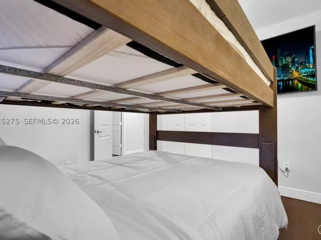 Продажа дома по адресу 2150 NW 16th Pl - фото 9350592