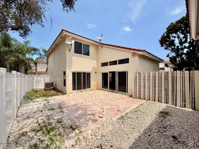 Продажа дома по адресу 1140 Oysterwood St - фото 9353795
