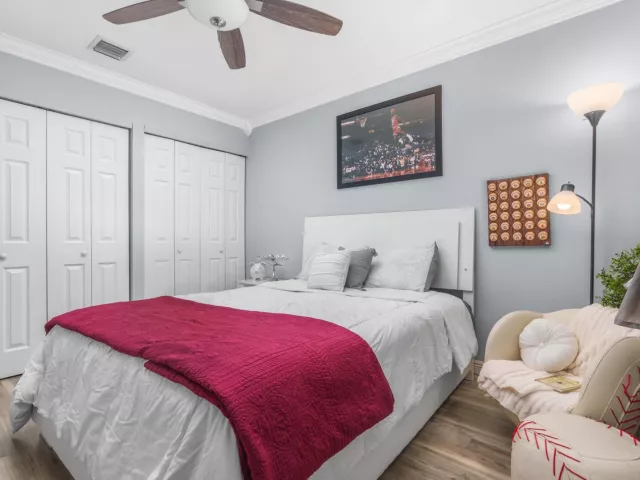 Продажа дома по адресу 533 NE 1st Avenue - фото 9355275