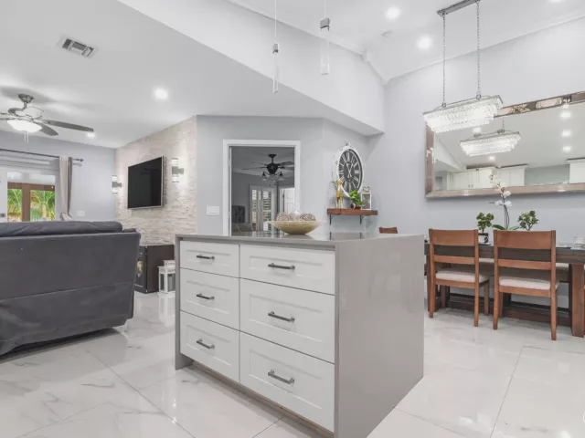 Продажа дома по адресу 533 NE 1st Avenue - фото 9355285