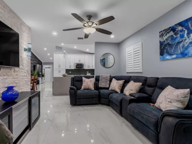 Продажа дома по адресу 533 NE 1st Avenue - фото 9355286