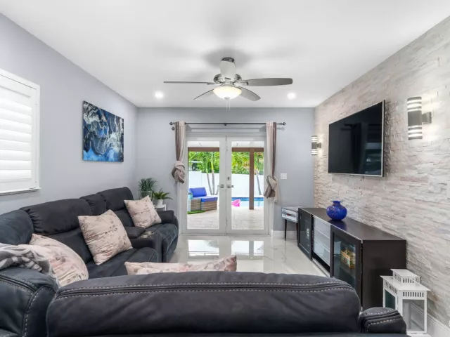 Продажа дома по адресу 533 NE 1st Avenue - фото 9355288