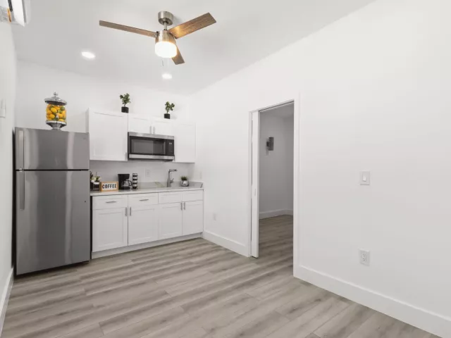 Продажа дома по адресу 533 NE 1st Avenue - фото 9355305
