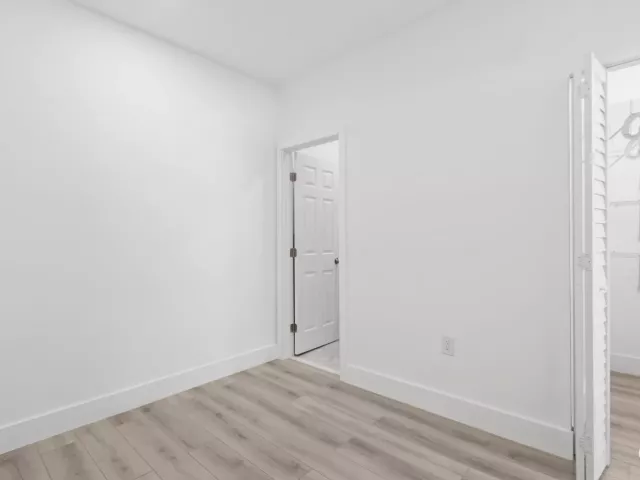 Продажа дома по адресу 533 NE 1st Avenue - фото 9355306