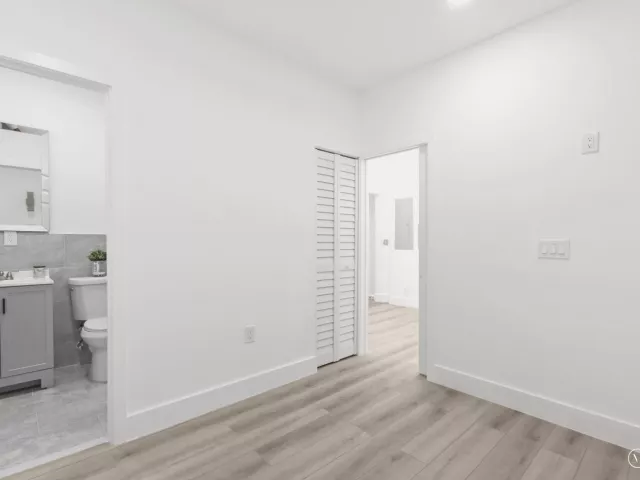 Продажа дома по адресу 533 NE 1st Avenue - фото 9355308