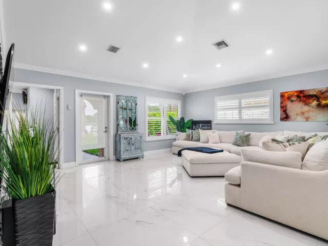 Продажа дома по адресу 533 NE 1st Avenue - фото 9355272