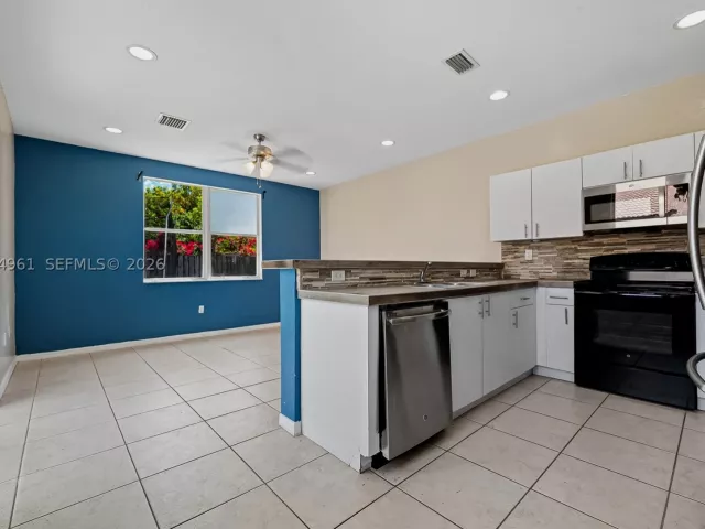 Продажа дома по адресу 1567 SE 20th Ave - фото 9362582