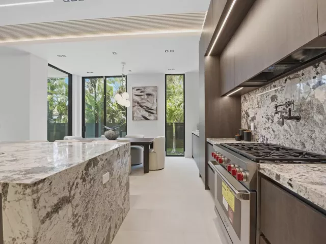 Продажа дома по адресу 3209 NE 26TH Street - фото 9375165