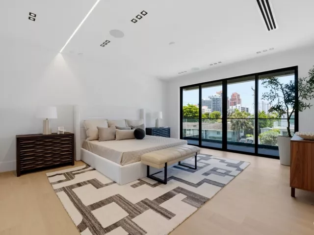 Продажа дома по адресу 3209 NE 26TH Street - фото 9375167