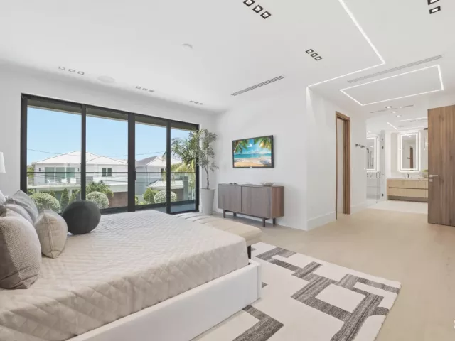 Продажа дома по адресу 3209 NE 26TH Street - фото 9375169