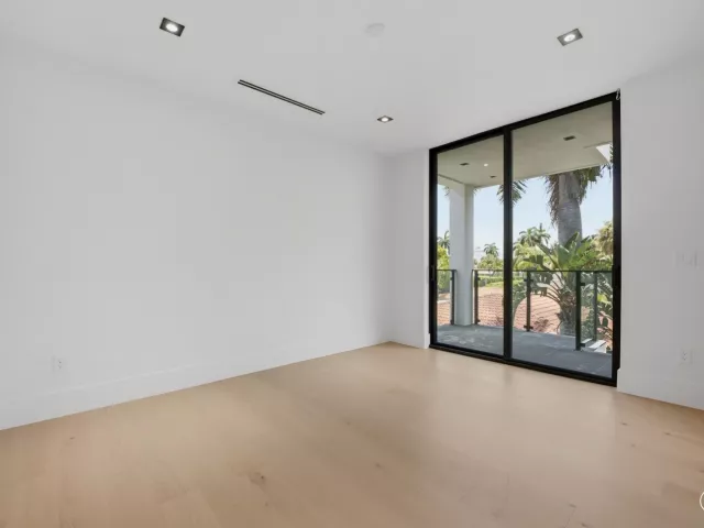 Продажа дома по адресу 3209 NE 26TH Street - фото 9375175