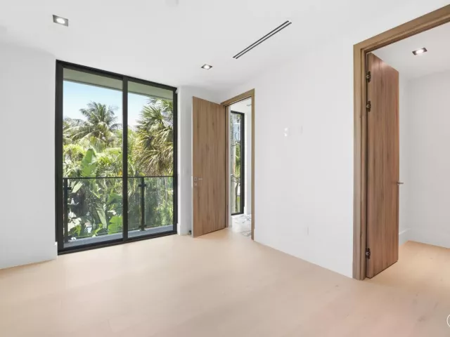 Продажа дома по адресу 3209 NE 26TH Street - фото 9375177