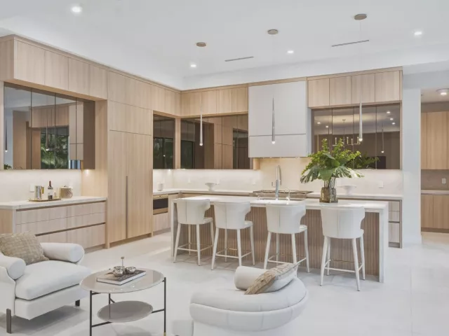 Продажа дома по адресу 1300 NE 4TH Court - фото 9392796