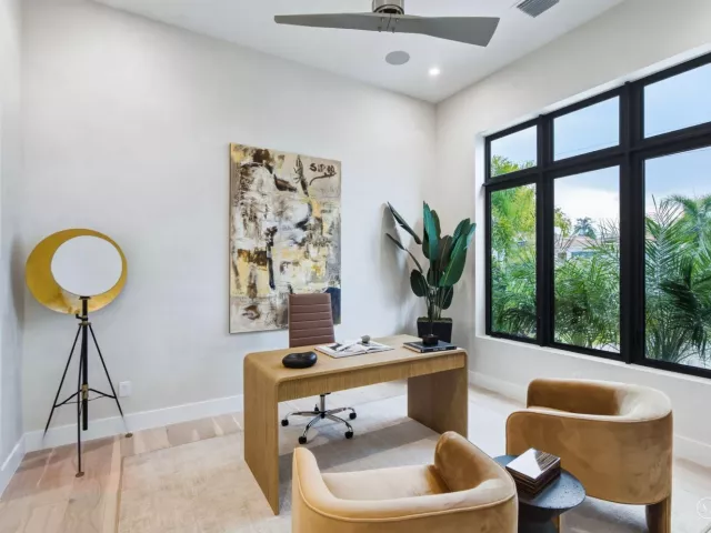 Продажа дома по адресу 1300 NE 4TH Court - фото 9392800