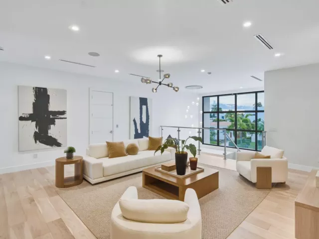 Продажа дома по адресу 1300 NE 4TH Court - фото 9392802