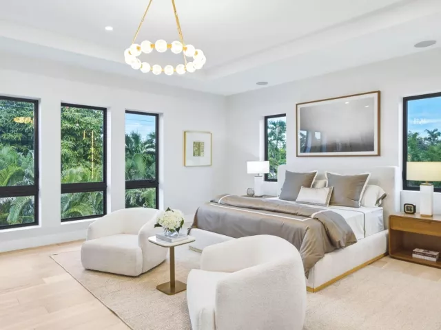 Продажа дома по адресу 1300 NE 4TH Court - фото 9392804