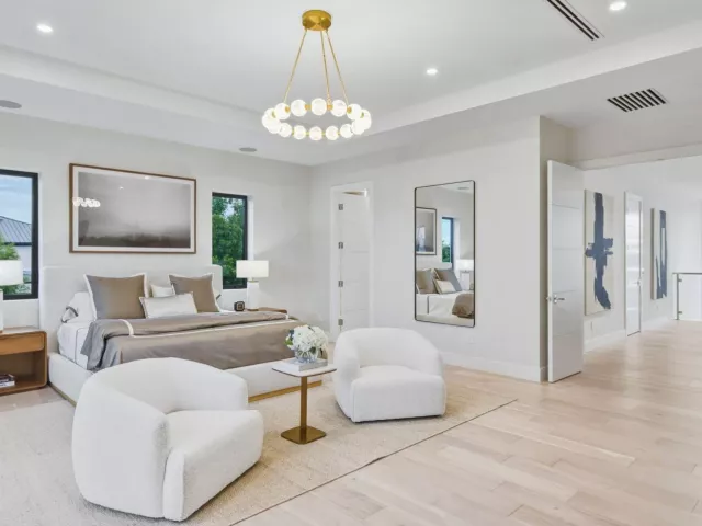 Продажа дома по адресу 1300 NE 4TH Court - фото 9392805