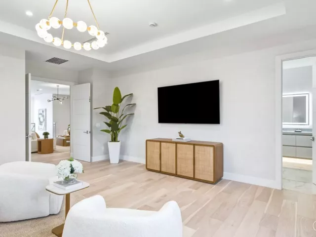 Продажа дома по адресу 1300 NE 4TH Court - фото 9392807