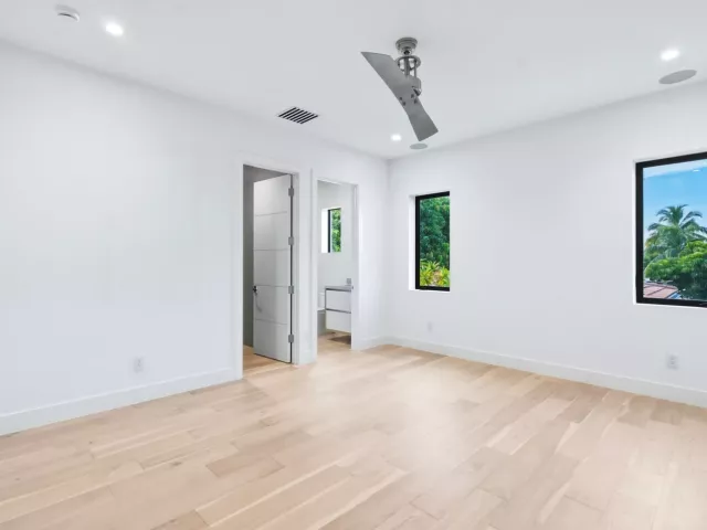Продажа дома по адресу 1300 NE 4TH Court - фото 9392811