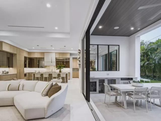 Продажа дома по адресу 1300 NE 4TH Court - фото 9392822