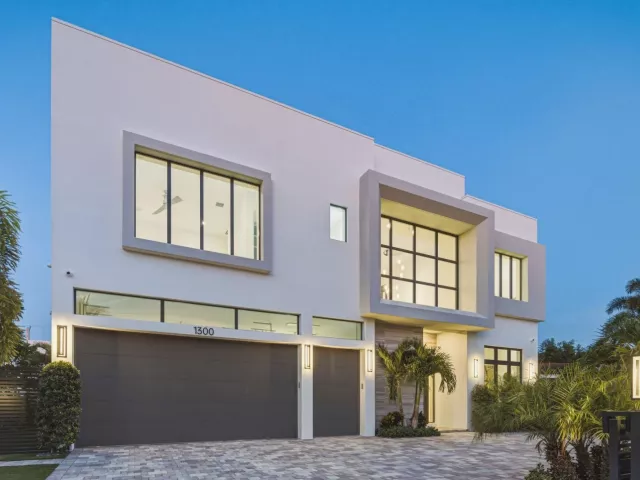 Продажа дома по адресу 1300 NE 4TH Court - фото 9392788