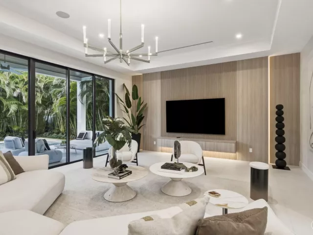 Продажа дома по адресу 1300 NE 4TH Court - фото 9392791