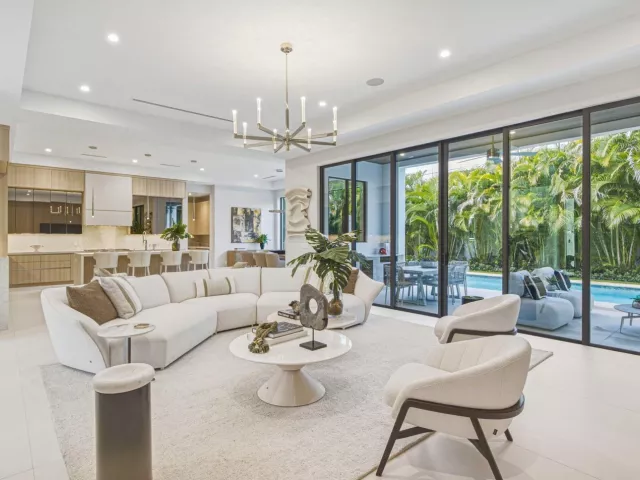 Продажа дома по адресу 1300 NE 4TH Court - фото 9392792