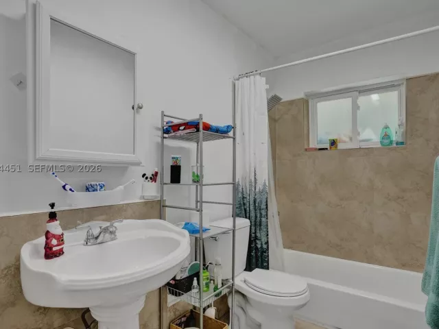 Продажа дома по адресу 2 NE 160th St - фото 9360795