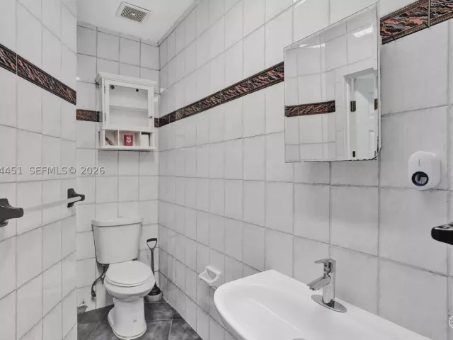 Продажа дома по адресу 2 NE 160th St - фото 9360803