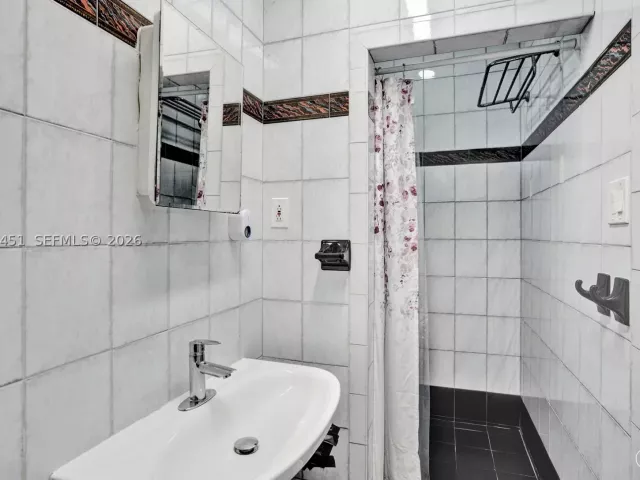 Продажа дома по адресу 2 NE 160th St - фото 9360804