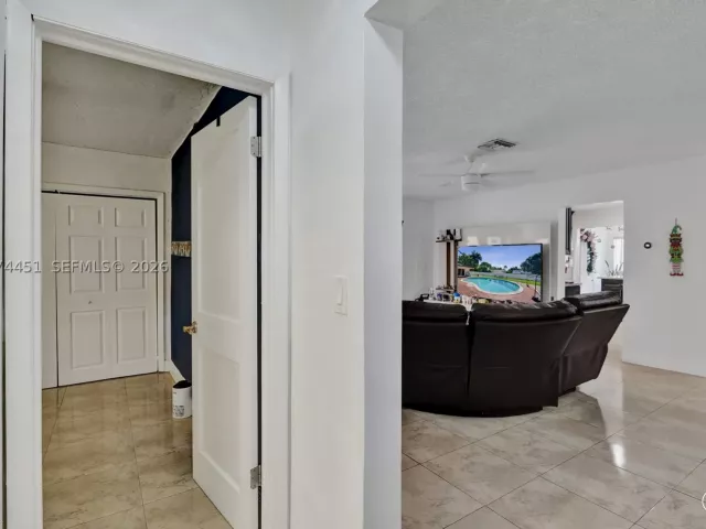 Продажа дома по адресу 2 NE 160th St - фото 9360806