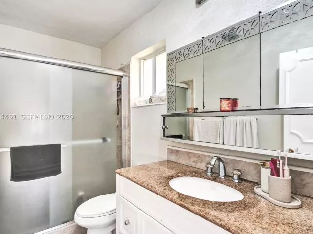 Продажа дома по адресу 2 NE 160th St - фото 9360807