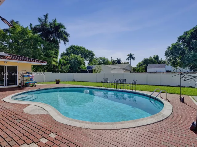 Продажа дома по адресу 2 NE 160th St - фото 9360812