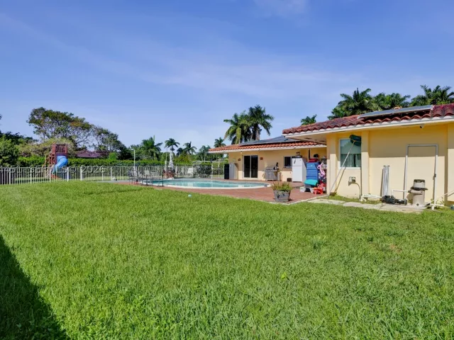 Продажа дома по адресу 2 NE 160th St - фото 9360813