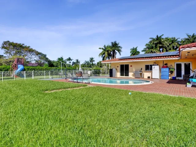 Продажа дома по адресу 2 NE 160th St - фото 9360814