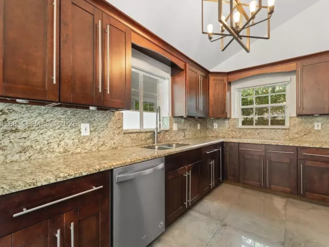 Продажа дома по адресу 902 NW 10th Ct - фото 9376916
