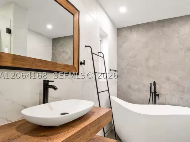 Продажа дома по адресу 902 NW 10th Ct - фото 9376920