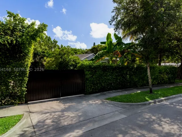 Продажа дома по адресу 902 NW 10th Ct - фото 9376937