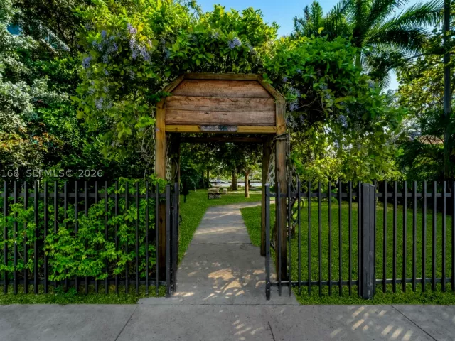 Продажа дома по адресу 902 NW 10th Ct - фото 9376940
