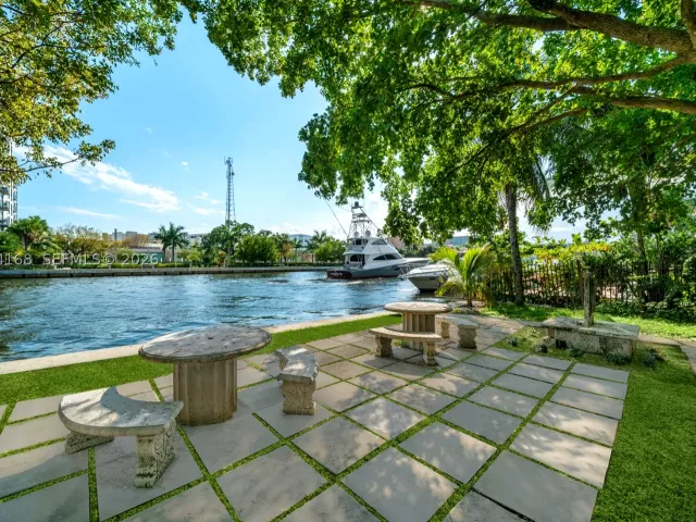 Продажа дома по адресу 902 NW 10th Ct - фото 9376943