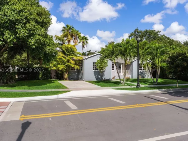 Продажа дома по адресу 902 NW 10th Ct - фото 9376908