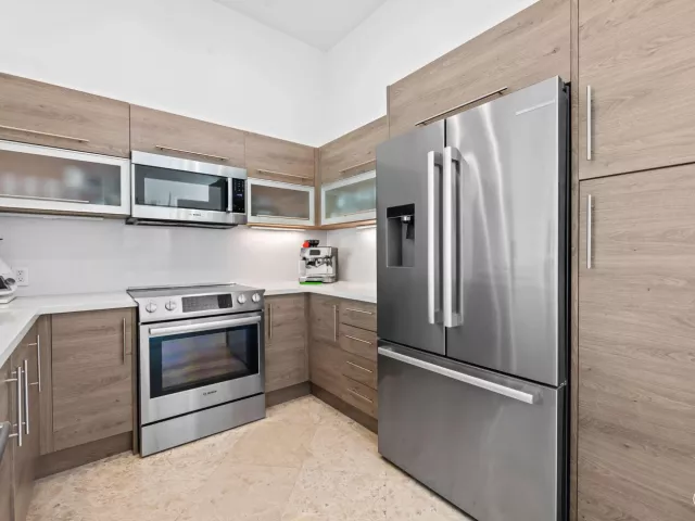 Продажа дома по адресу 757 NE 4TH Avenue - фото 9372864