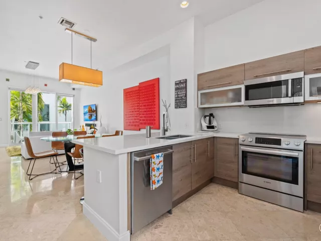 Продажа дома по адресу 757 NE 4TH Avenue - фото 9372866