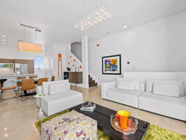 Продажа дома по адресу 757 NE 4TH Avenue - фото 9372856