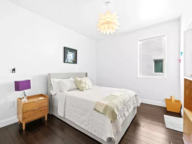 Продажа дома по адресу 757 NE 4TH Avenue - фото 9372874