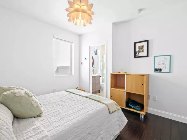 Продажа дома по адресу 757 NE 4TH Avenue - фото 9372875